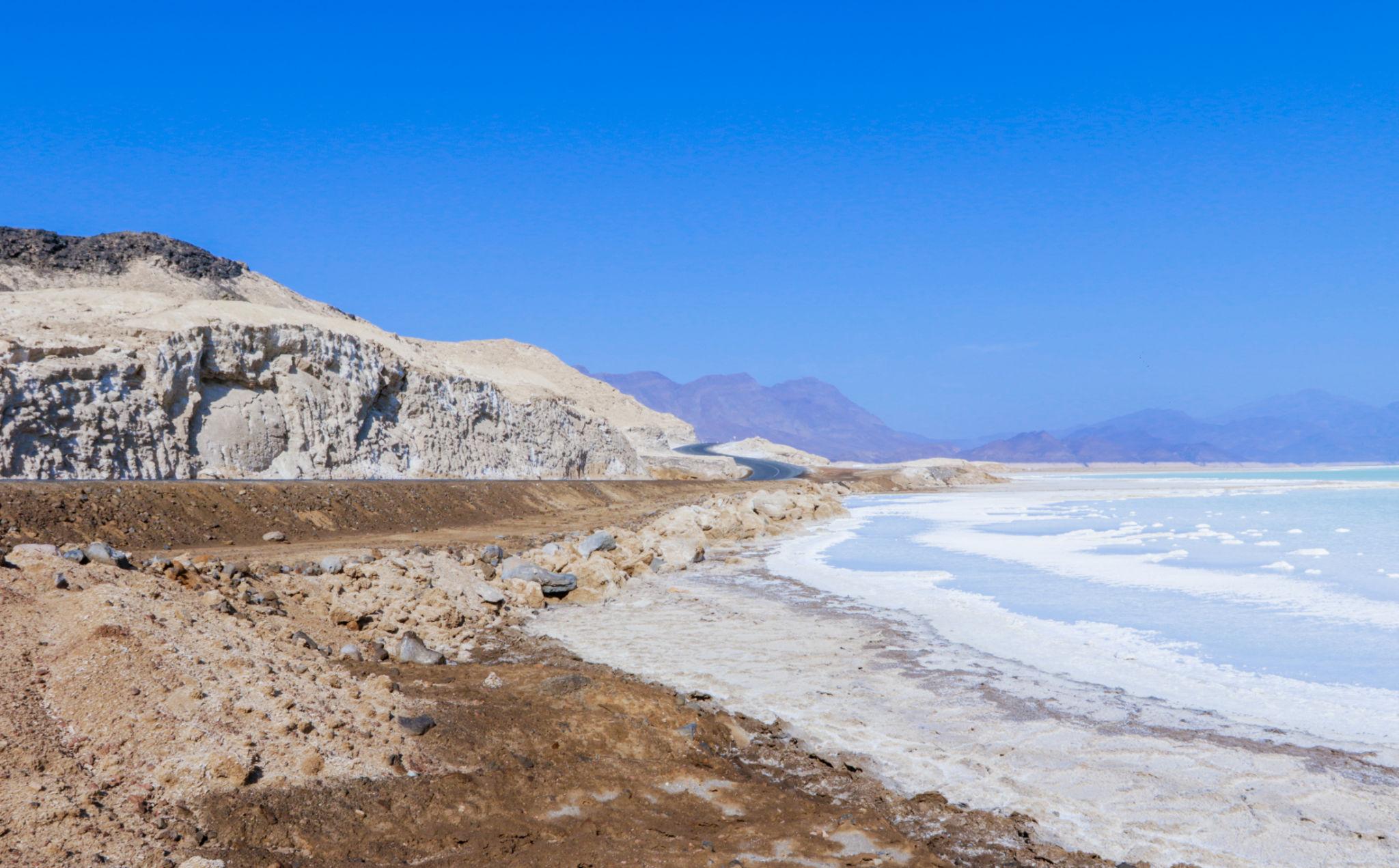 Rives salées du lac Assal